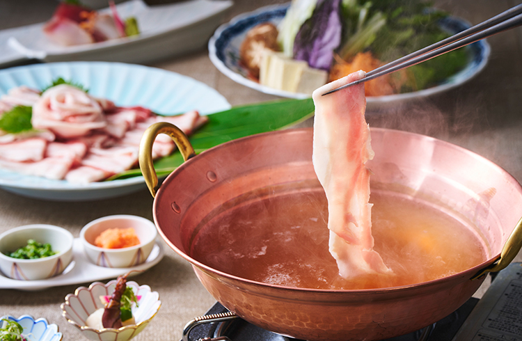 日本料理「富士」沖縄県産の美ら島あぐー豚、もとぶ牛のしゃぶしゃぶ