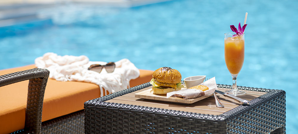 プールサイドダイニング＆ドリンク